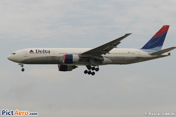 Boeing 777-232/ER (Delta Air Lines)