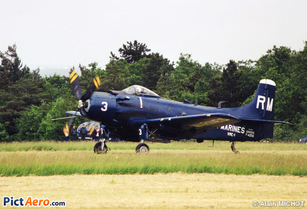 Douglas AD-4NA Skyraider (Private / Privé)
