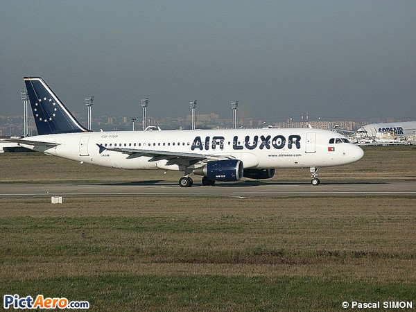 Airbus A320-214 (Air Luxor)
