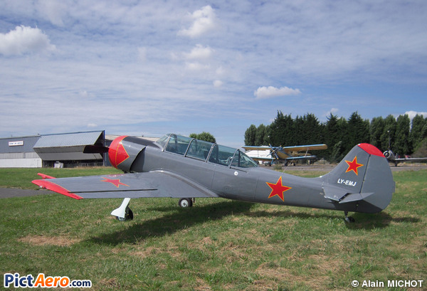 Yakovlev Yak-52TD (Private / Privé)