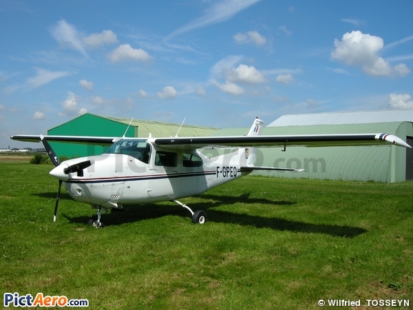 Cessna 210L Centurion II (Private / Privé)
