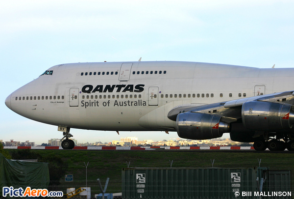 Boeing 747-338 (Qantas)