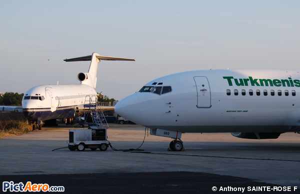 Boeing 737-332 (Turkmenistan Airlines)