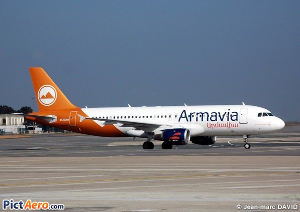 Airbus A320-211 (Armavia)