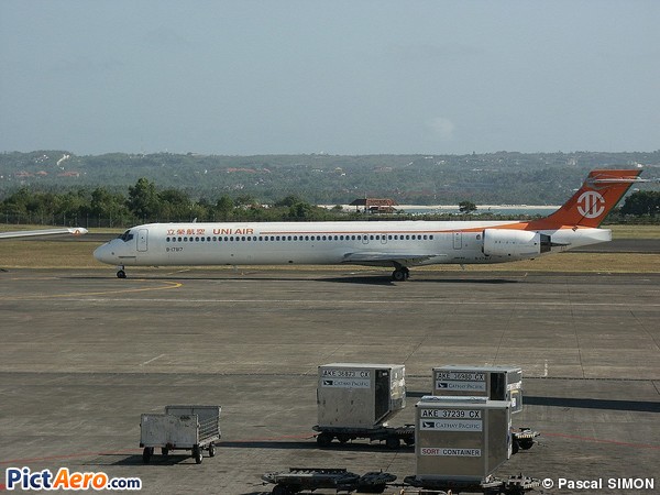 McDonnell Douglas MD-90-30 (Uni Air)