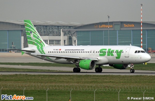 Airbus A320-211 (Sky Airlines)