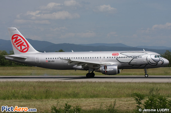 Airbus A320-214 (Niki)