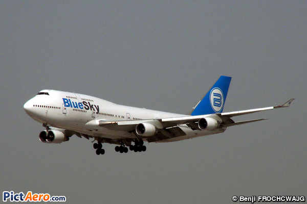 Boeing 747-422 (blue sky)