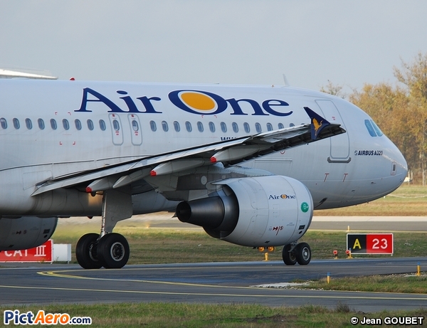 Airbus A320-216 (Air One)