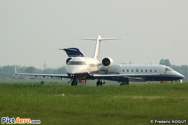 Canadair CL-600-2B16 Challenger 604 (Flying Service)