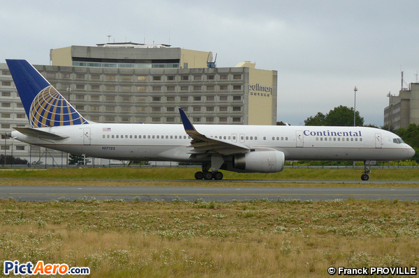 Boeing 757-224 (United Airlines)