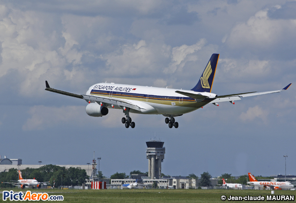 Airbus A330-302 (Singapore Airlines)