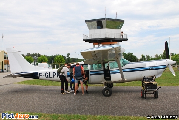 Cessna 207 SOLOY TURBINE PAC (WAFOU Para Arcachon)