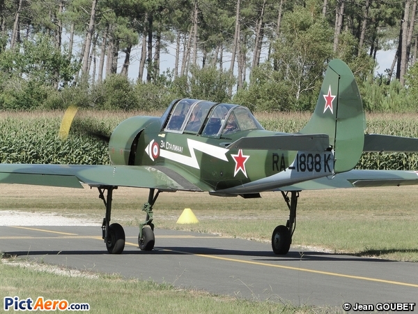 Yakovlev Yak-52 (Private / Privé)