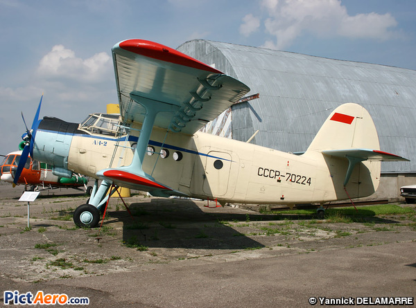 Antonov An-2R (Private / Privé)