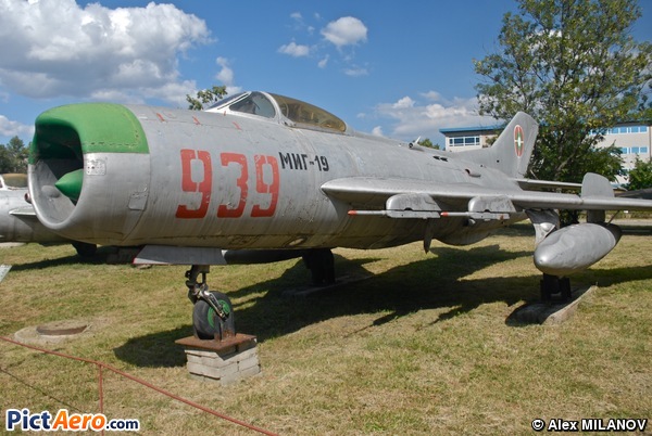 Mikoyan-Gurevich MiG-19 PM Farmer D (Bulgaria - Air Force)