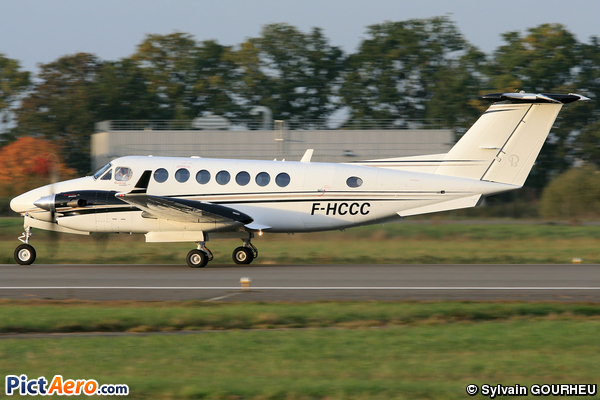 Beech Super King Air 300 (Private / Privé)