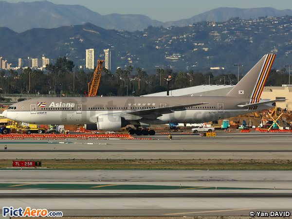 Boeing 777-28E/ER (Asiana Airlines)
