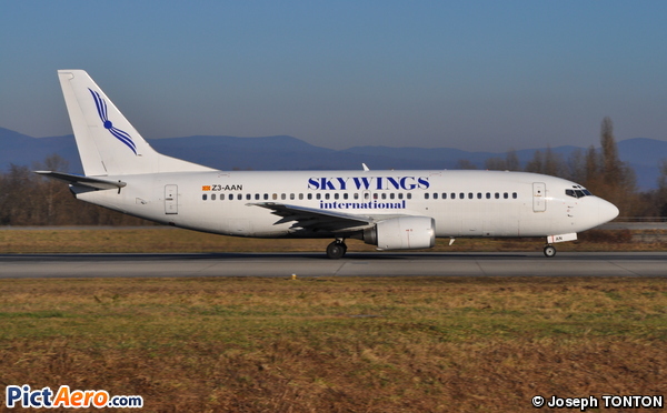 Boeing 737-382 (Sky Wings Airlines)