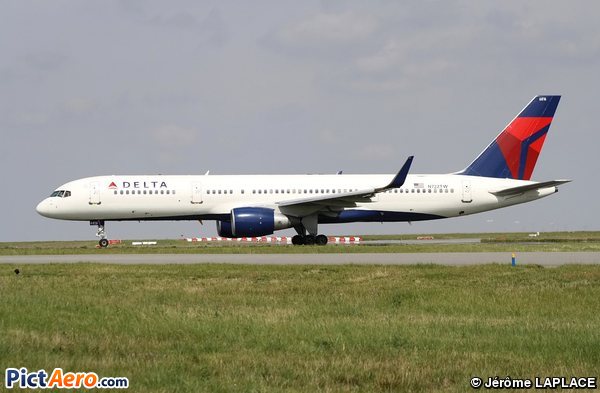 Boeing 757-231 (Delta Air Lines)