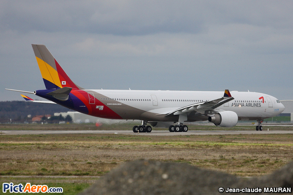 Airbus A330-323E (Asiana Airlines)