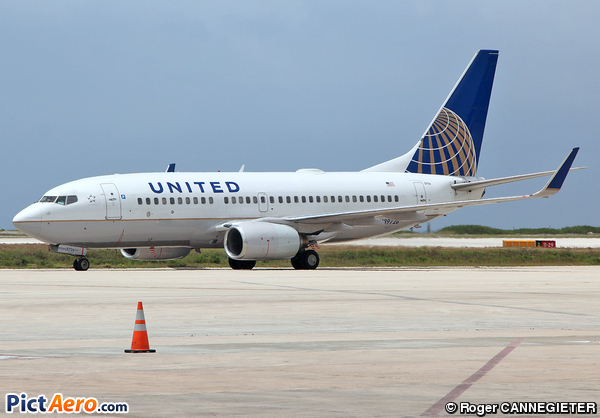 Boeing 737-724 (United Airlines)