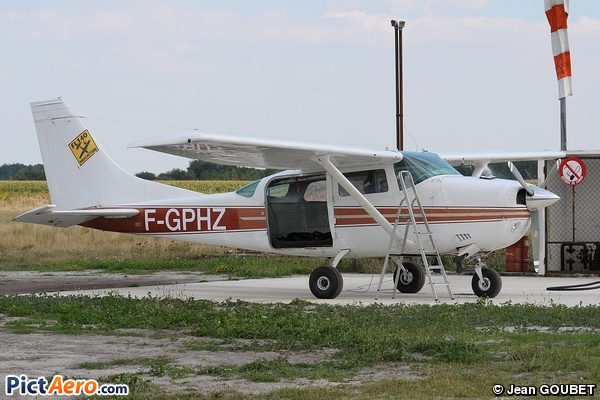 Cessna U206F Stationair (FL 140 PARACHUTISME BORDEAUX SARL )