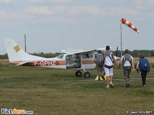 Cessna U206F Stationair (FL 140 PARACHUTISME BORDEAUX SARL )
