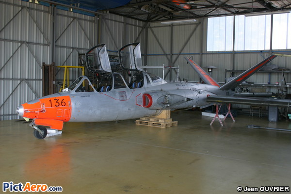 Fouga CM-170 Magister (Association Amicale Alençonnaise des Avions Anciens)
