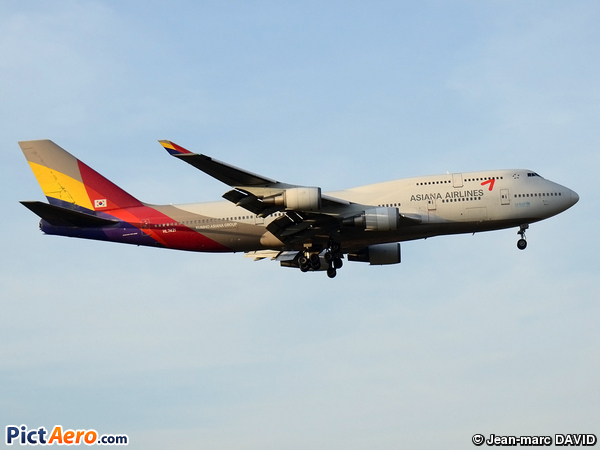 Boeing 747-48EM (Asiana Airlines)