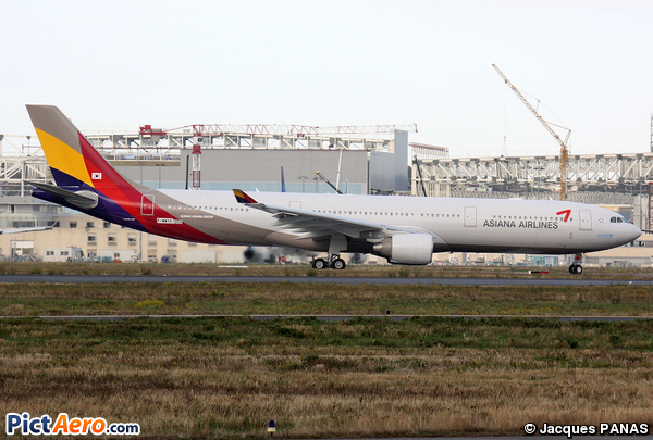 Airbus A330-323X (Asiana Airlines)