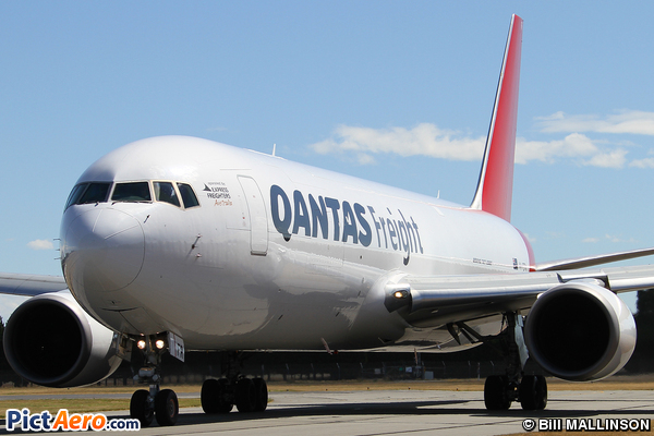 Boeing 767-381F/ER (Qantas)