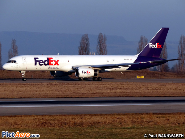 Boeing 757-2B7/SF (FedEx Express)