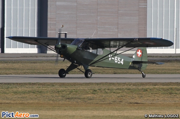 Piper PA-18   (Private / Privé)