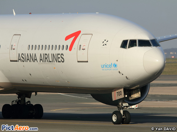 Boeing 777-28E/ER (Asiana Airlines)