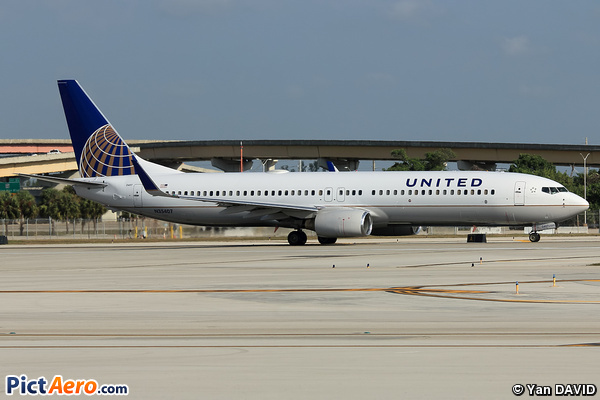 Boeing 737-924 (United Airlines)