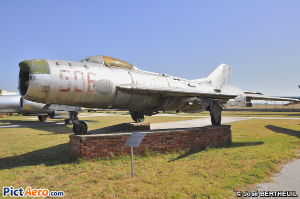 Mikoyan-Gurevich MiG-19 PM Farmer D (Musée de l'aviation de Krumovo/Plovdiv)