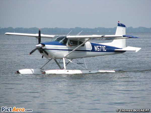 Cessna 180A Skywagon (Private / Privé)