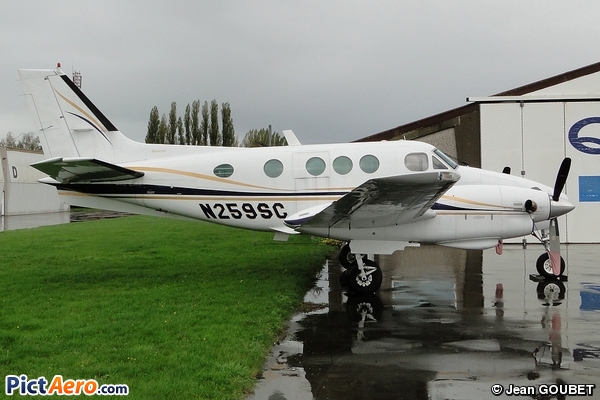 Beech E90 King Air (Private / Privé)
