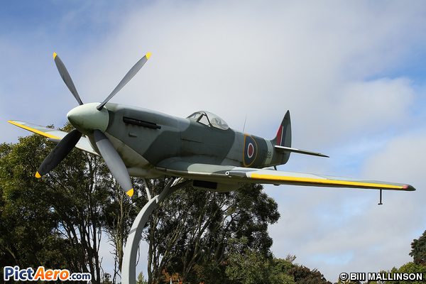 Supermarine Spitfire Mk.XVI (Private / Privé)