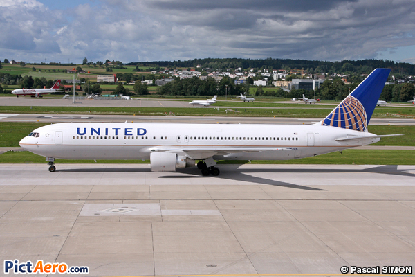 Boeing 767-322/ER (United Airlines)