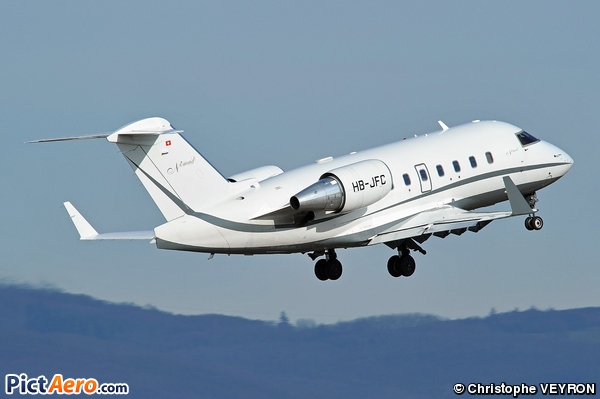 Canadair CL-600-2B16 Challenger 604 (Nomad Aviation)
