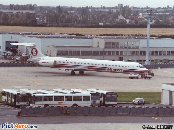 McDonnell Douglas MD-82 (DC-9-82) (AOM French Airlines)