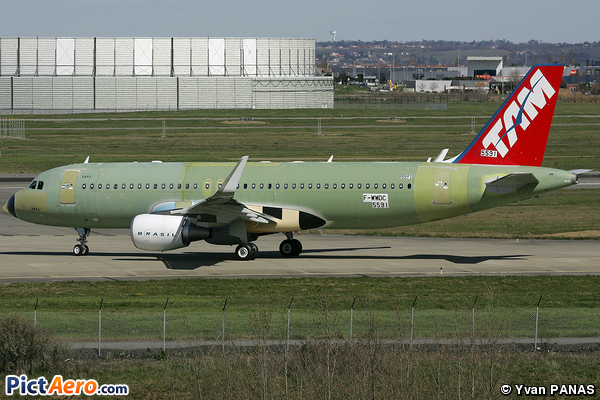 Airbus A320-214 (TAM Linhas Aéreas)