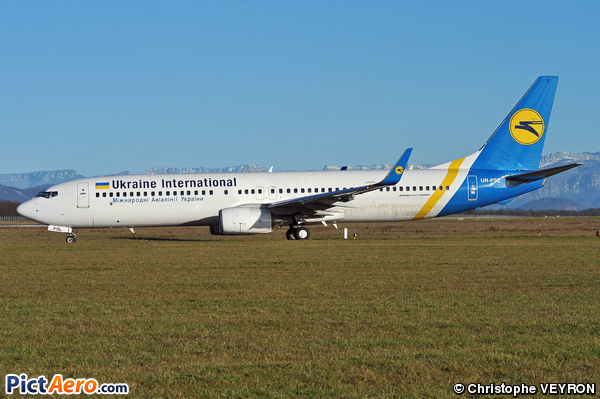 Boeing 737-94X/ER (Ukraine International Airlines)