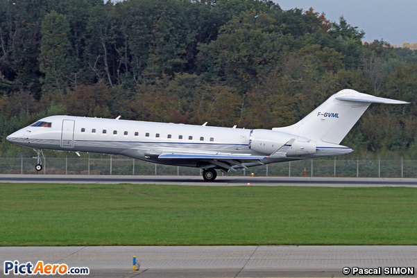 Bombardier BD-700-1A10 Global Express (LVMH Services)