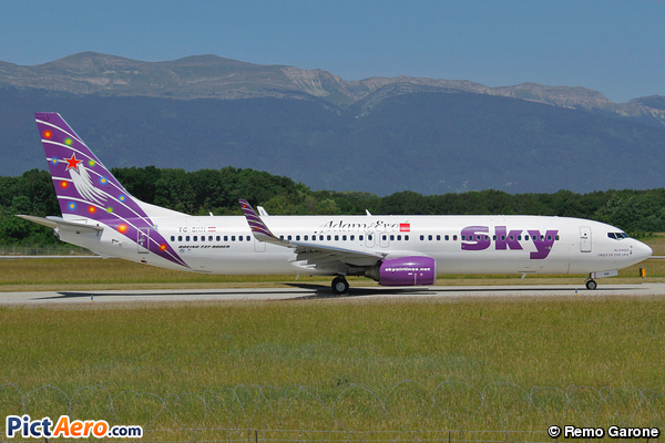 Boeing 737-94X/ER (Sky Airlines)