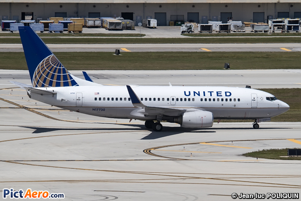 Boeing 737-724/WL (United Airlines)