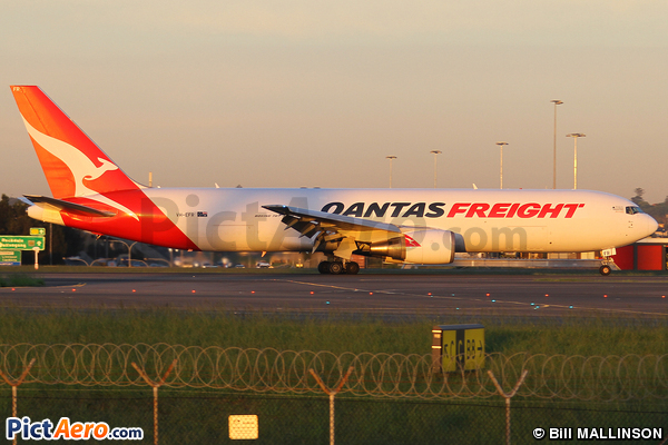 Boeing 767-381F/ER (Qantas)