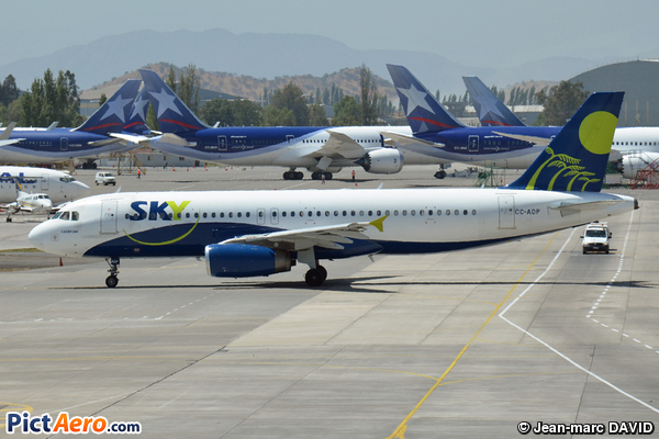 Airbus A320-231 (Sky Airline)